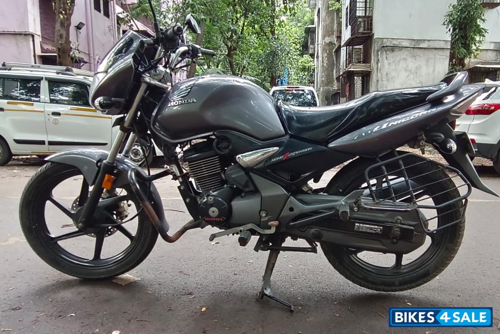 Gray Honda CB Unicorn