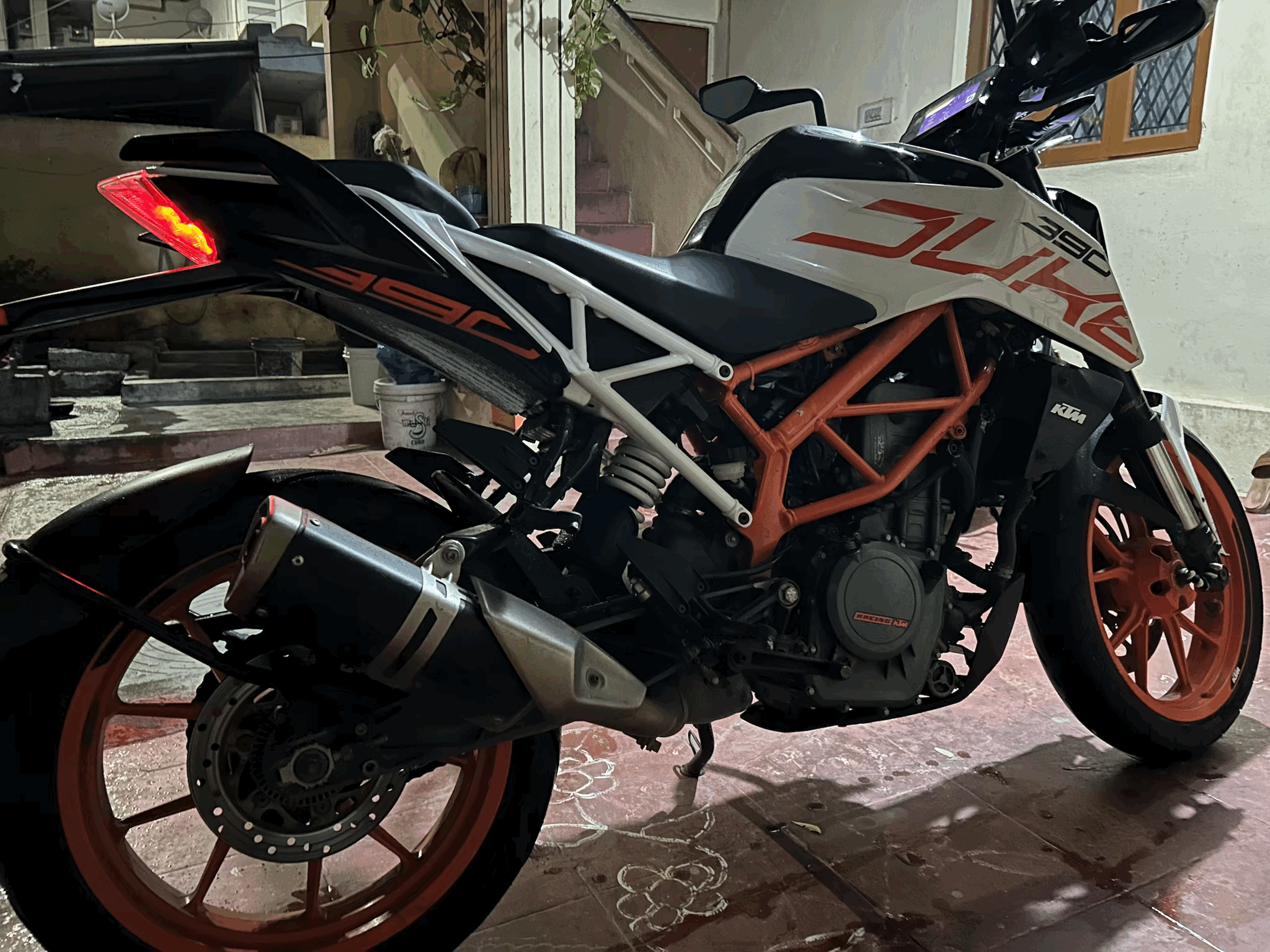 White KTM Duke 390 White KTM Duke 390