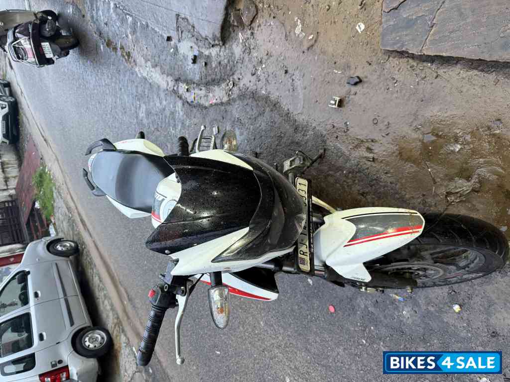 White TVS Apache RTR 160