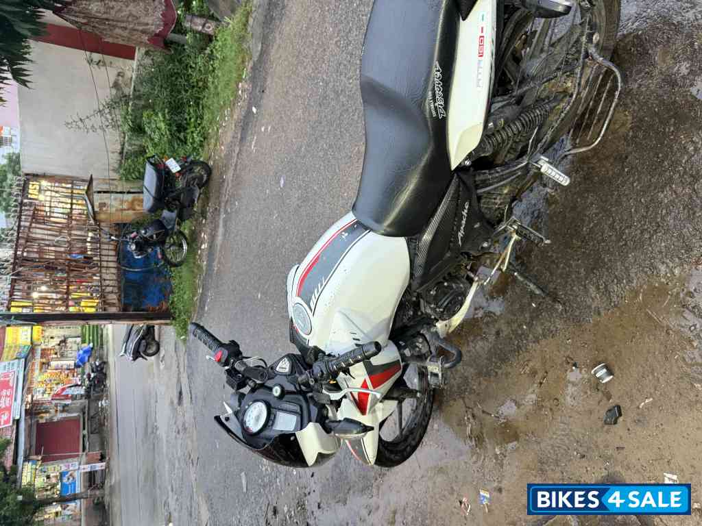 White TVS Apache RTR 160