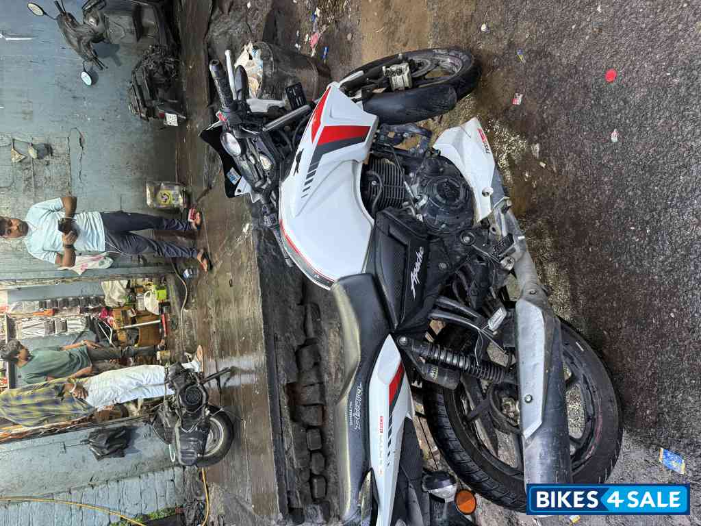 White TVS Apache RTR 160
