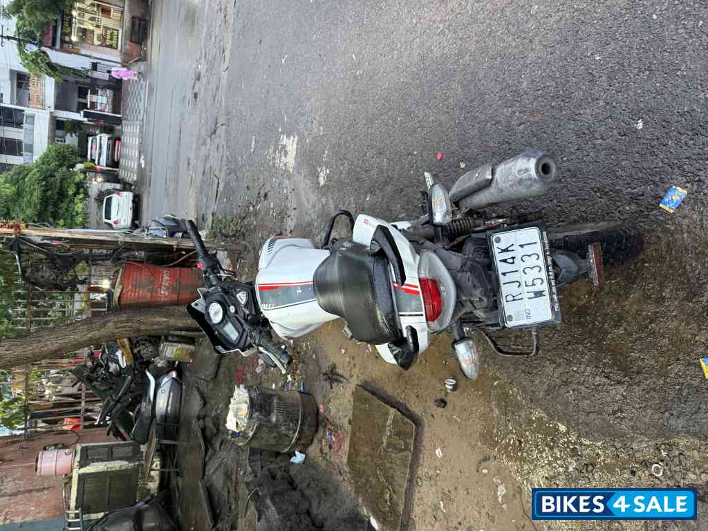 White TVS Apache RTR 160