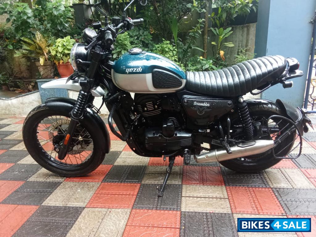 Yezdi Scrambler Dual Tone
