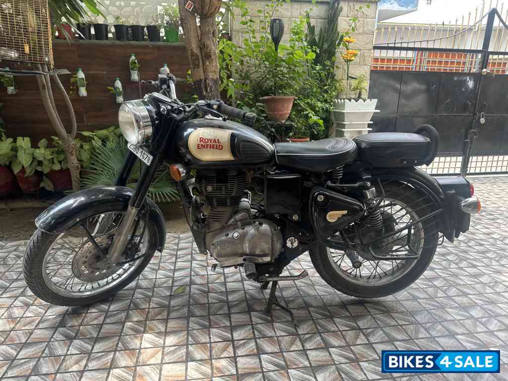 Black Royal Enfield Bullet 350