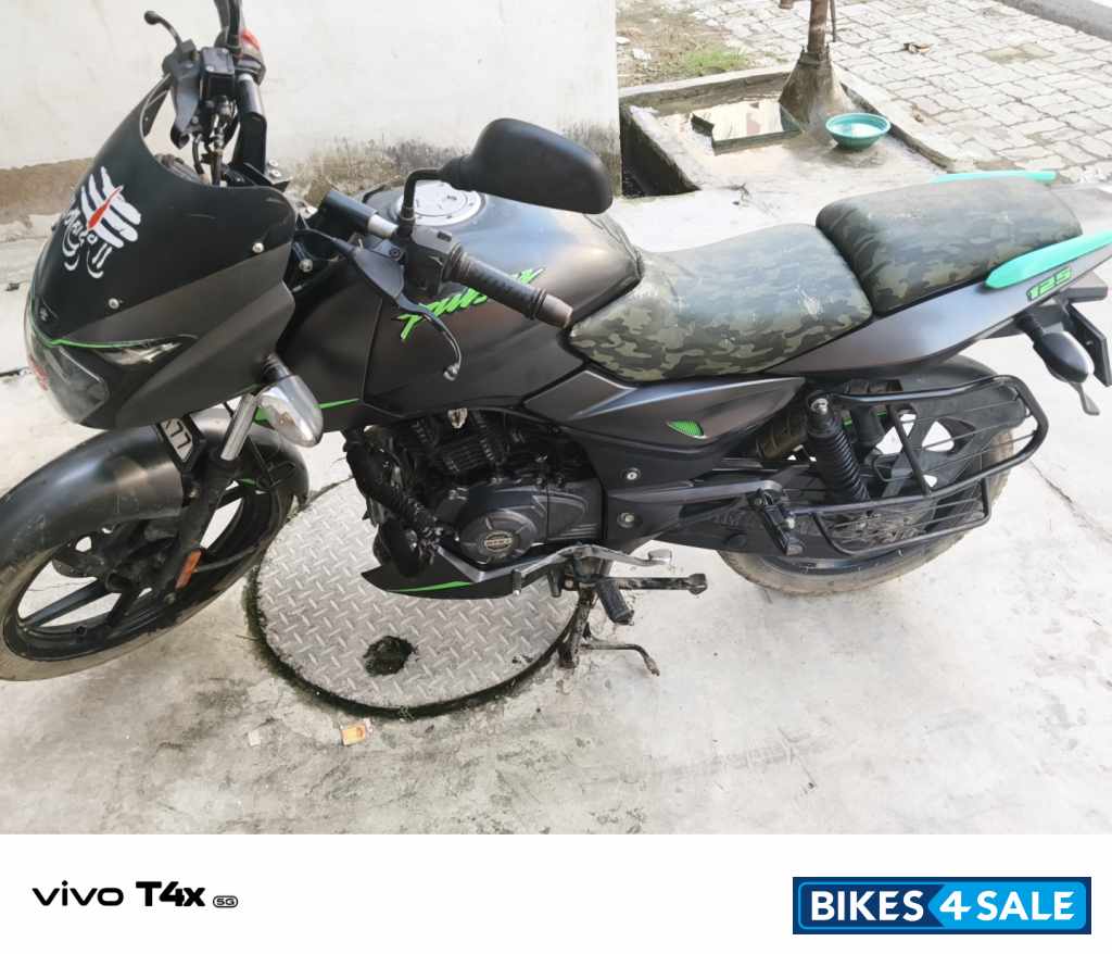Grey Bajaj Pulsar 125 Neon