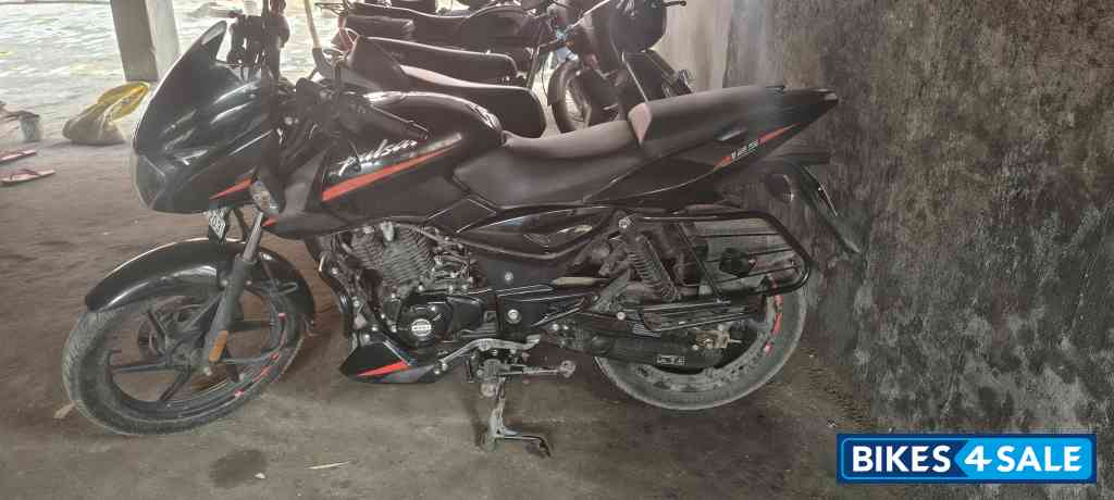 Black Bajaj Pulsar 125