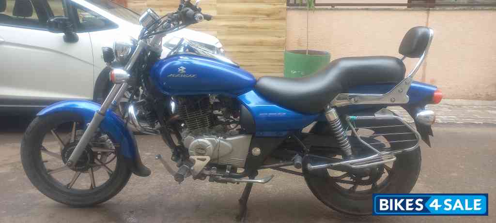 Blue Bajaj Avenger 220 DTS-i