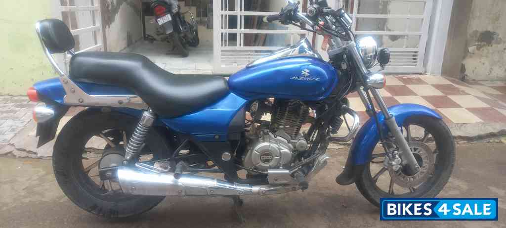 Blue Bajaj Avenger 220 DTS-i
