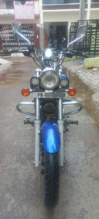 Blue Bajaj Avenger 220 DTS-i