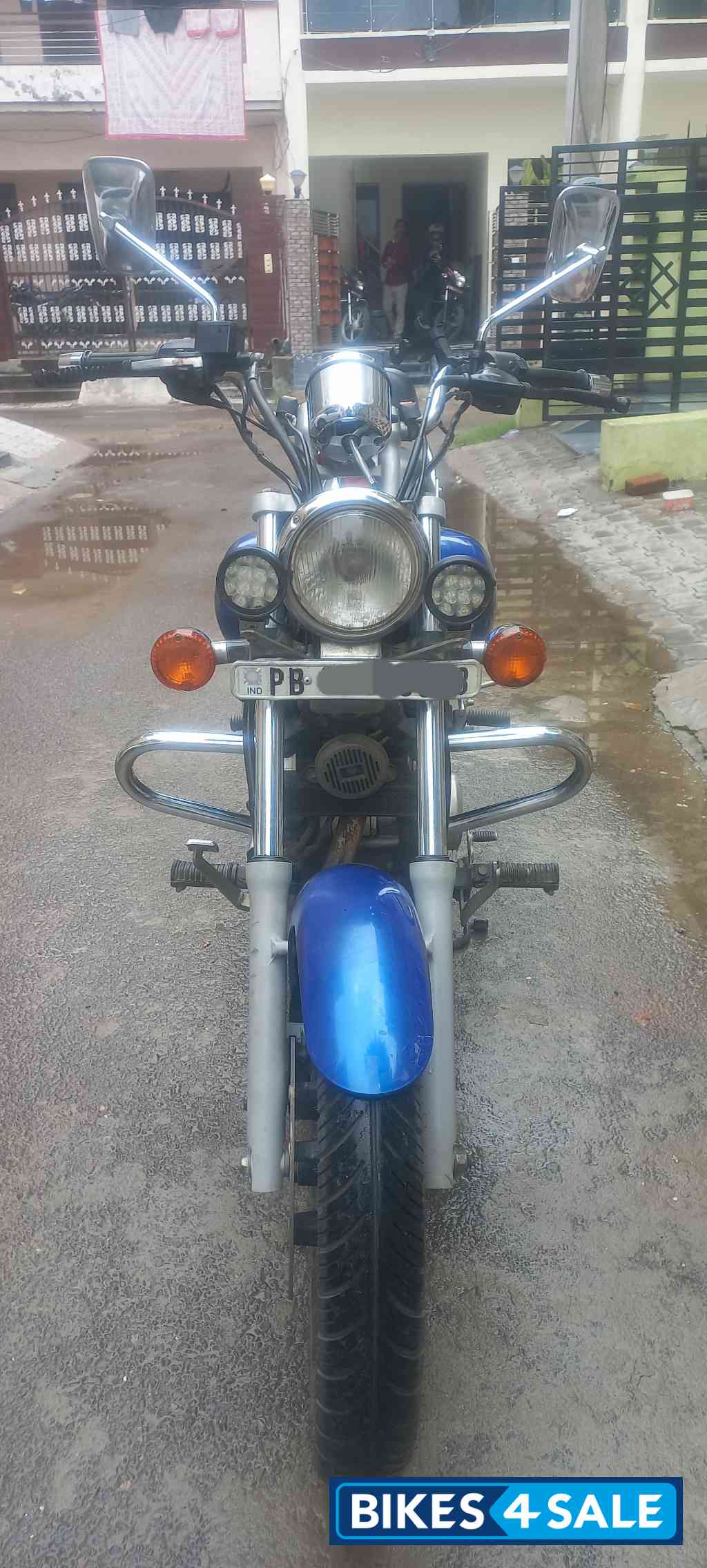 Blue Bajaj Avenger 220 DTS-i
