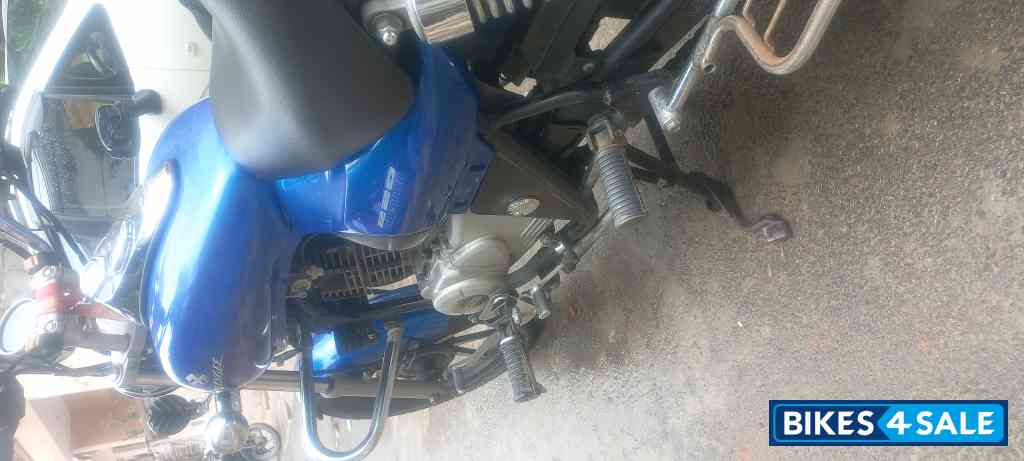 Blue Bajaj Avenger 220 DTS-i