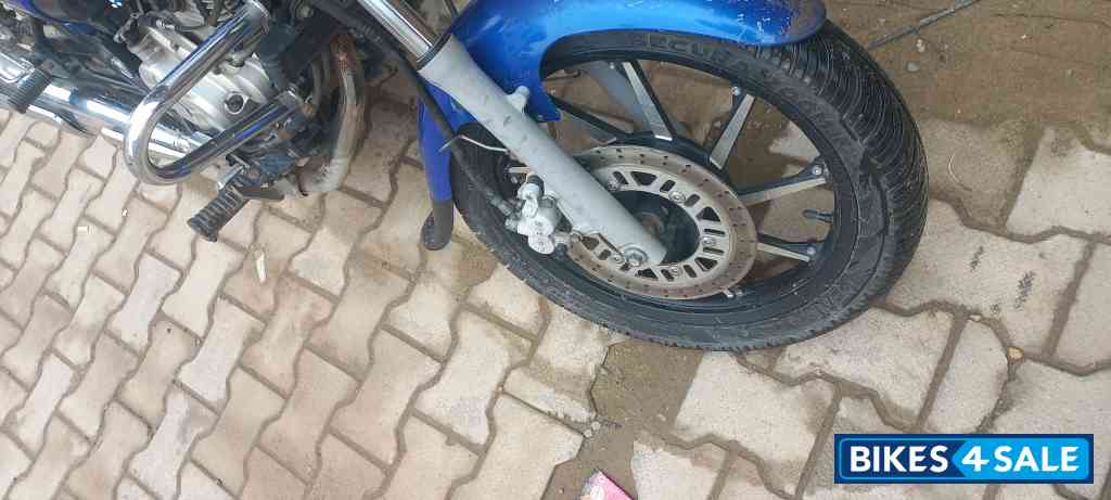 Blue Bajaj Avenger 220 DTS-i