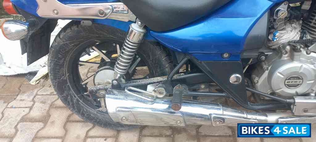 Blue Bajaj Avenger 220 DTS-i