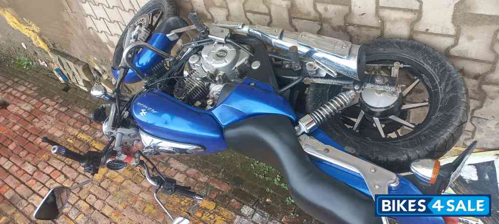 Blue Bajaj Avenger 220 DTS-i