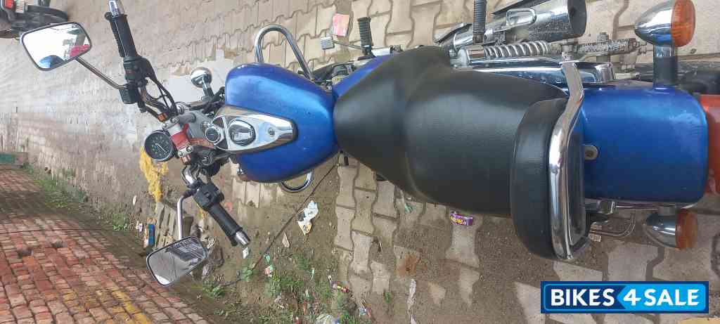 Blue Bajaj Avenger 220 DTS-i