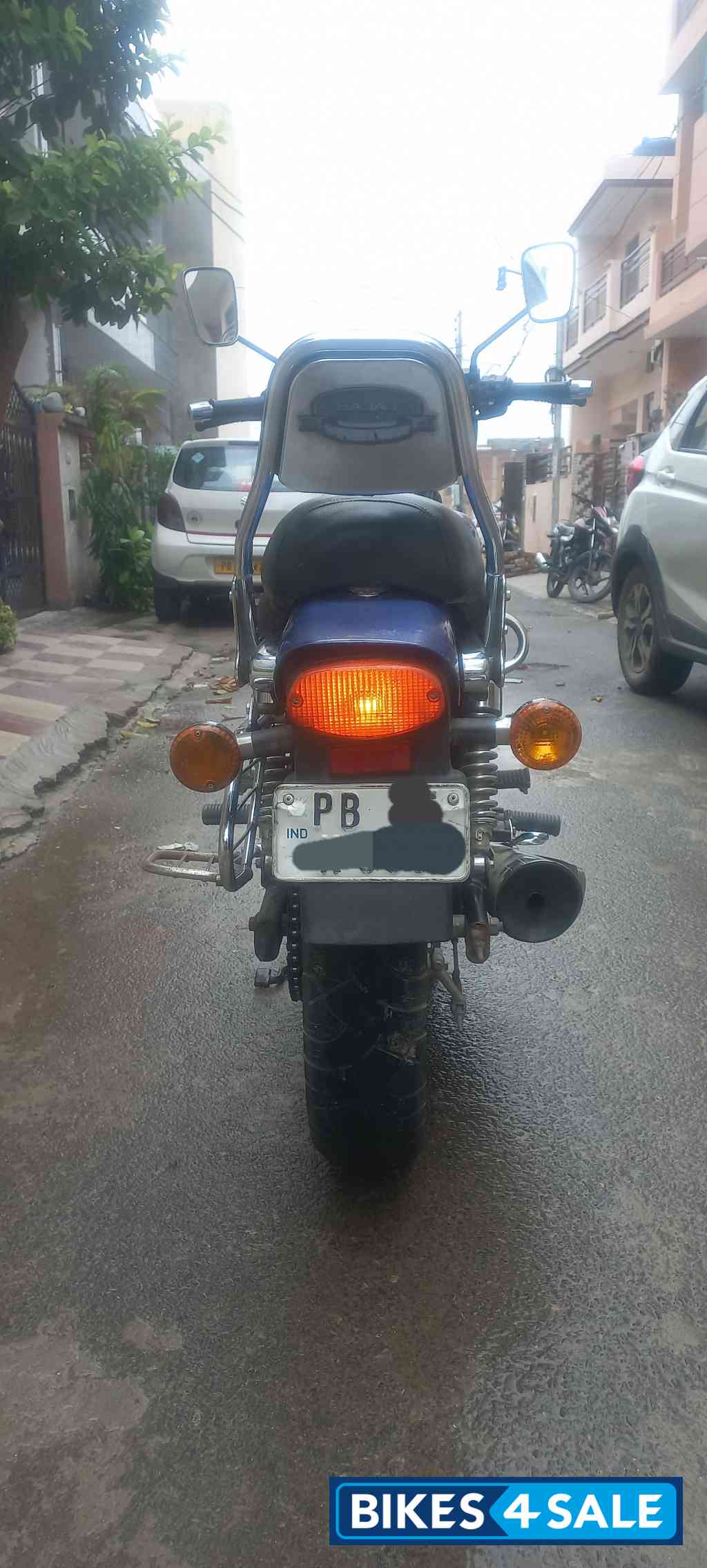 Blue Bajaj Avenger 220 DTS-i