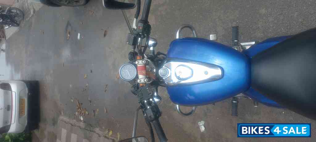 Blue Bajaj Avenger 220 DTS-i