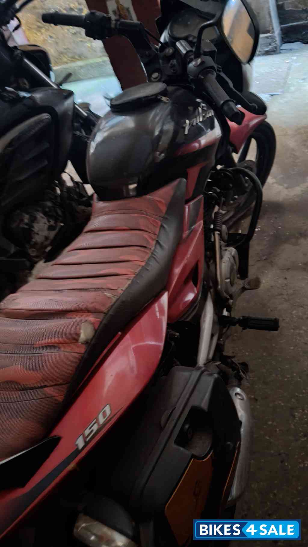 Black & Wine Bajaj Pulsar 150 DTSi