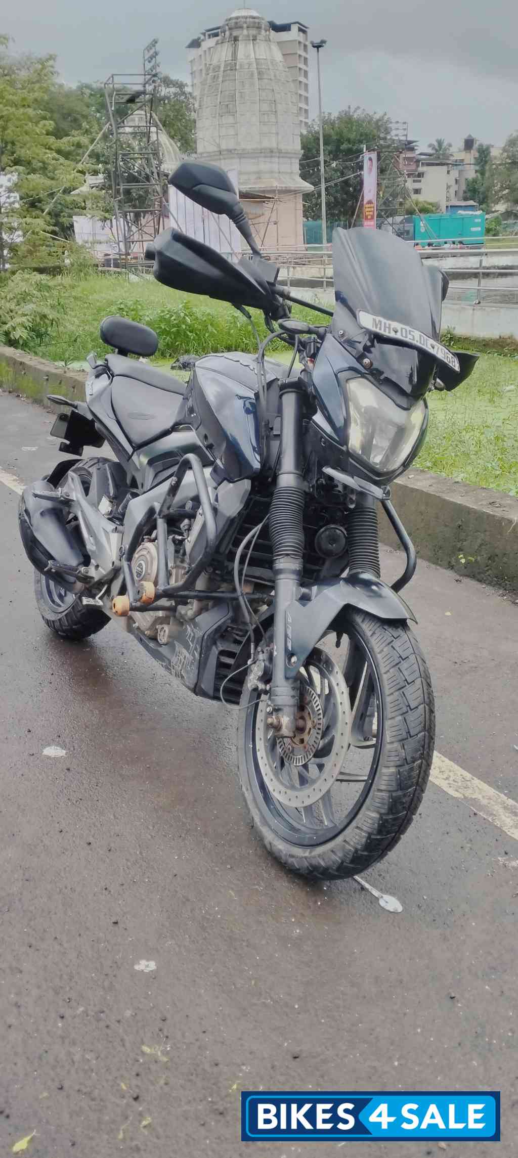 Midnight Blue Bajaj Dominar 400