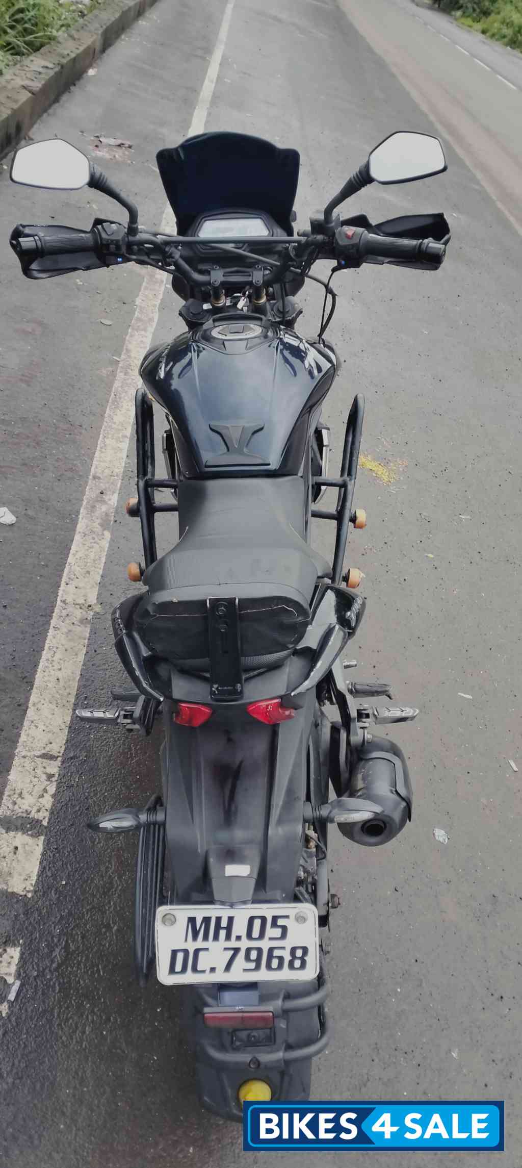 Midnight Blue Bajaj Dominar 400