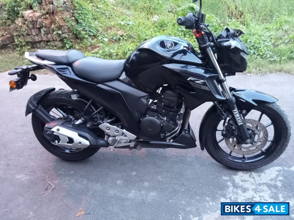 Black Yamaha FZ