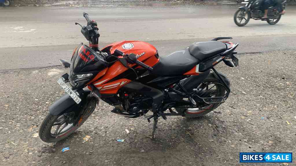 Orange Bajaj Pulsar NS 125