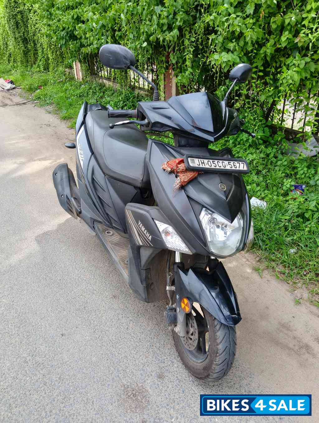 Black Yamaha Cygnus Ray ZR