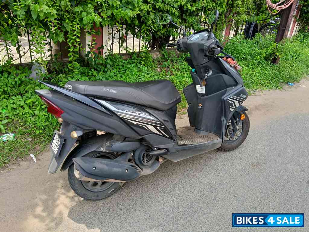 Black Yamaha Cygnus Ray ZR