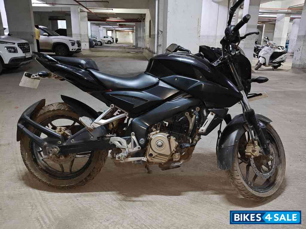 Black Bajaj Pulsar 200 NS