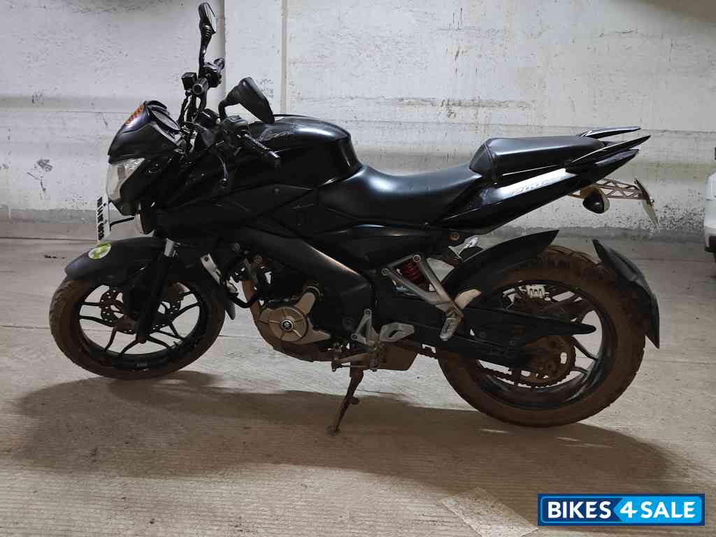 Black Bajaj Pulsar 200 NS Black Bajaj Pulsar 200 NS