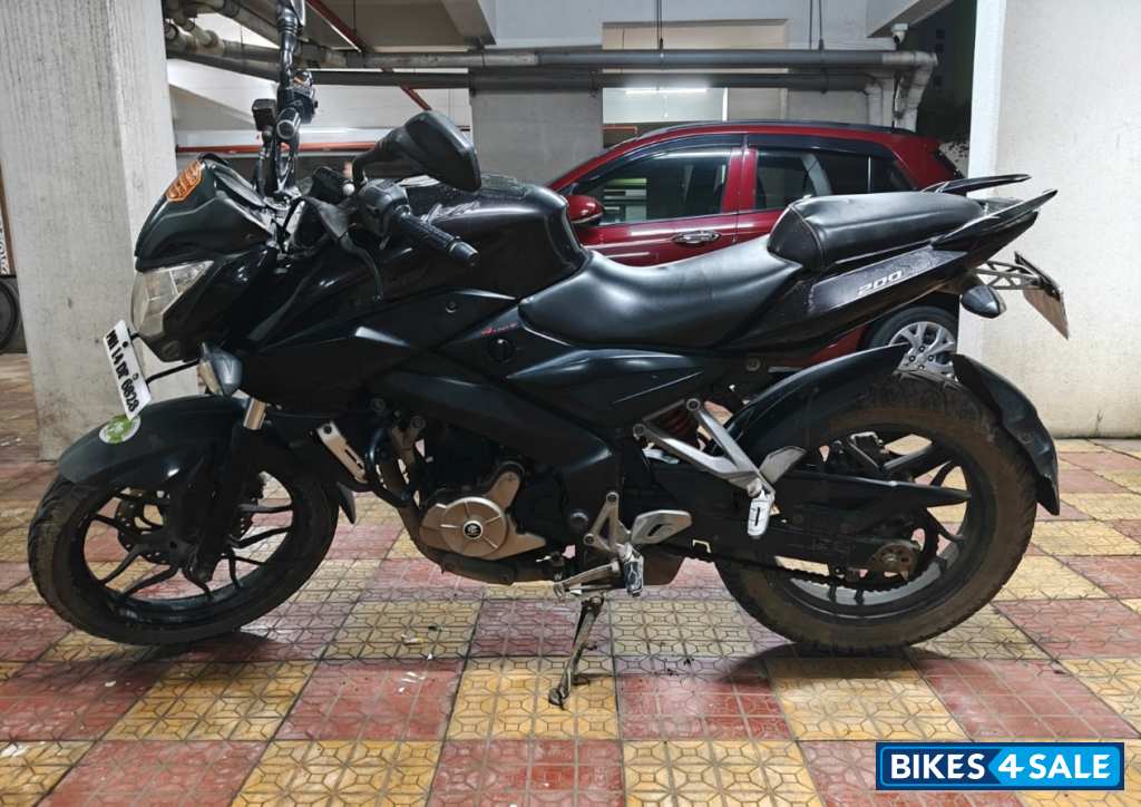 Black Bajaj Pulsar 200 NS Black Bajaj Pulsar 200 NS