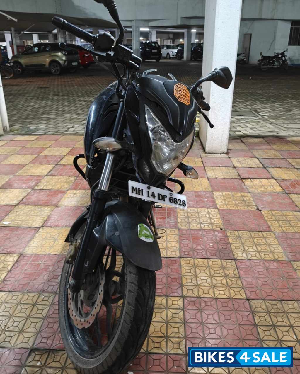 Black Bajaj Pulsar 200 NS Black Bajaj Pulsar 200 NS