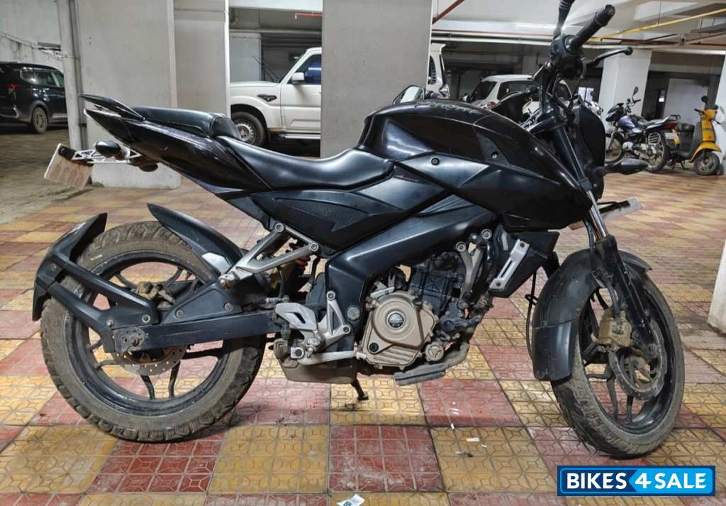 Black Bajaj Pulsar 200 NS Black Bajaj Pulsar 200 NS