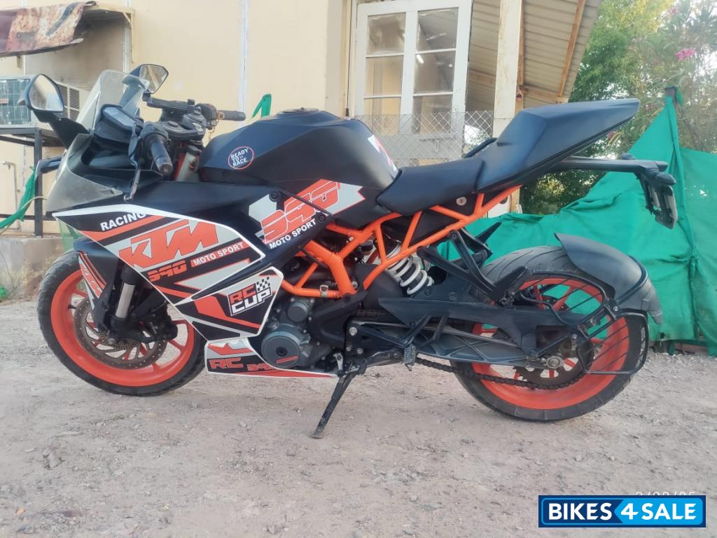 White & Black KTM RC 390