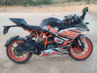 White & Black KTM RC 390