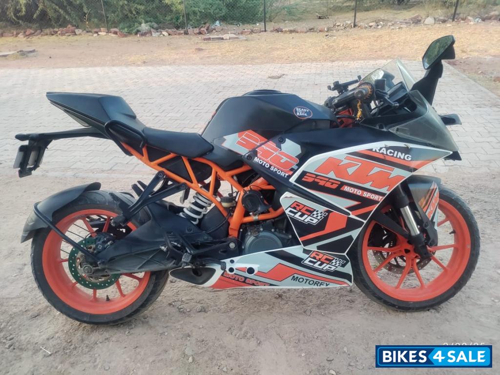 White & Black KTM RC 390