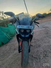 White & Black KTM RC 390