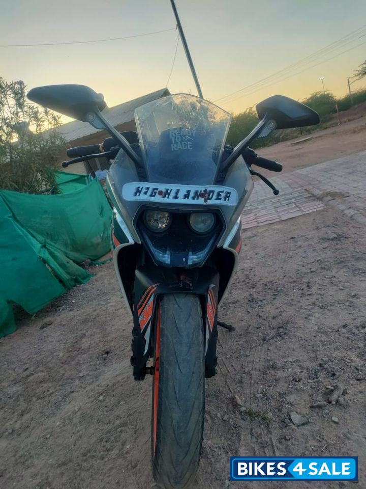 White & Black KTM RC 390