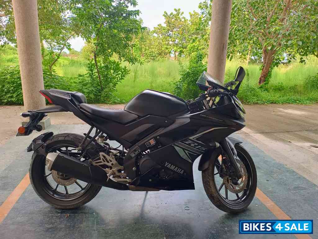 Black Yamaha YZF R15 V3