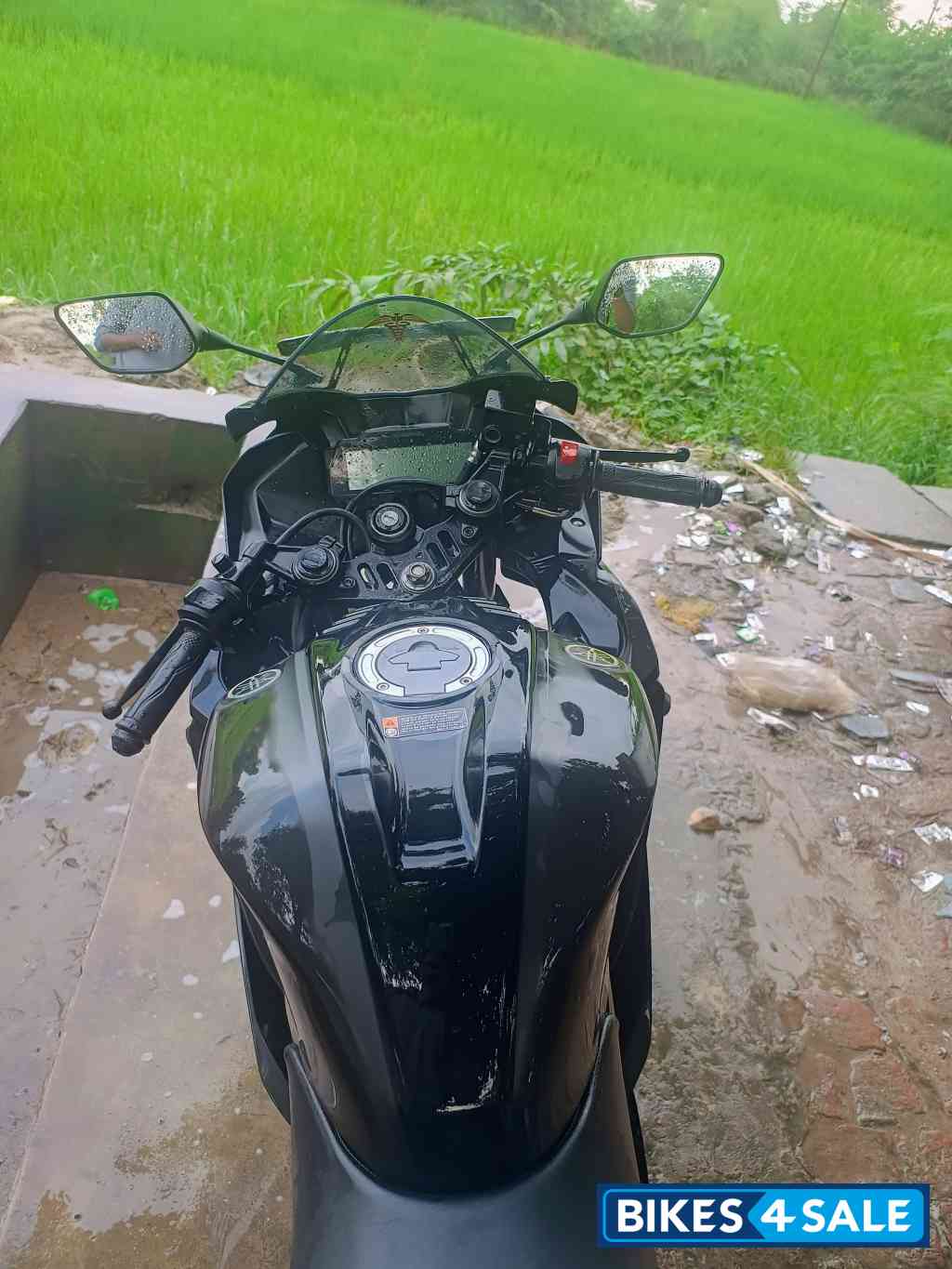 Black Yamaha YZF R15 V3