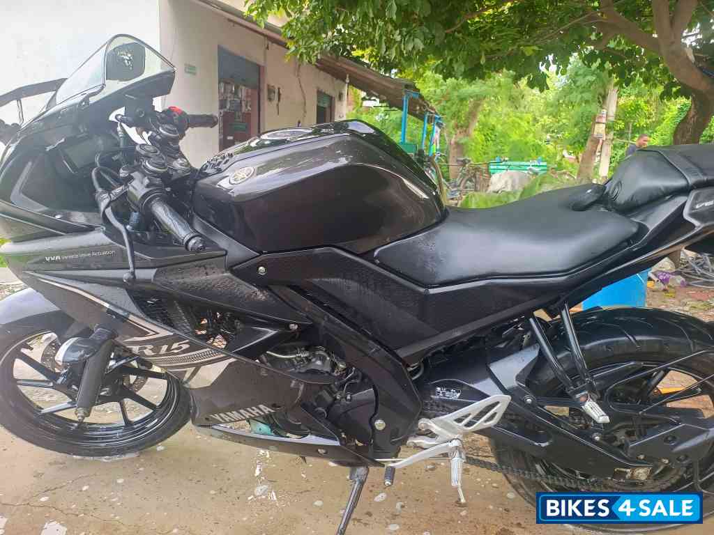 Black Yamaha YZF R15 V3