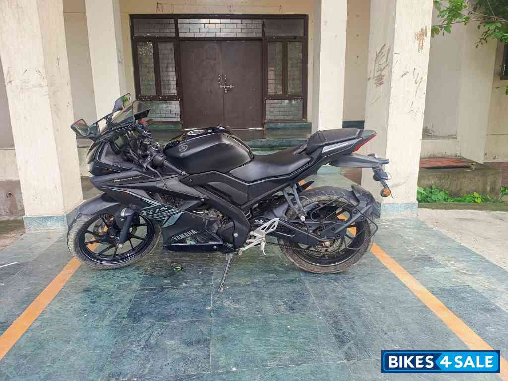 Black Yamaha YZF R15 V3