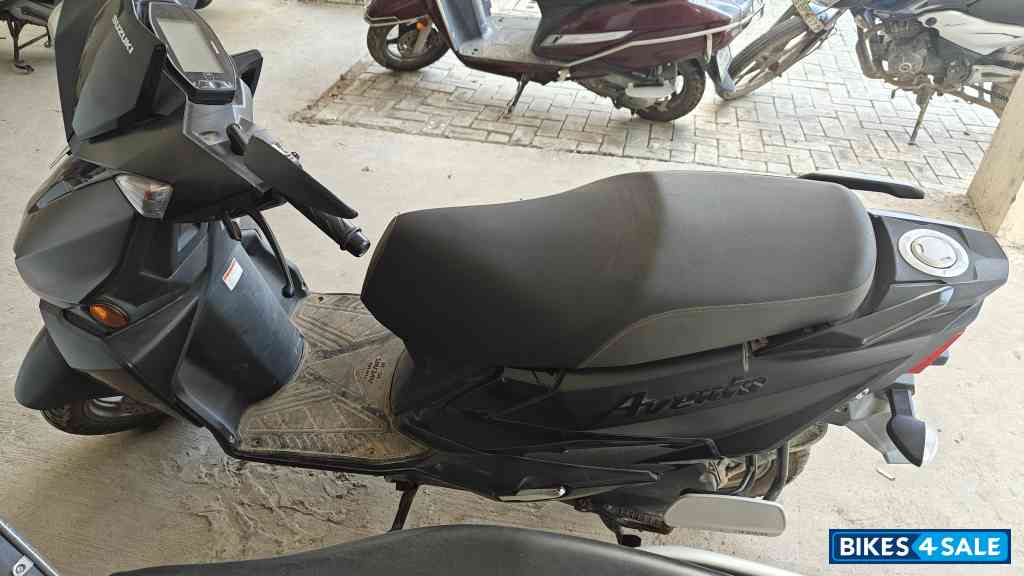 Black Suzuki Avenis Special Edition 2025