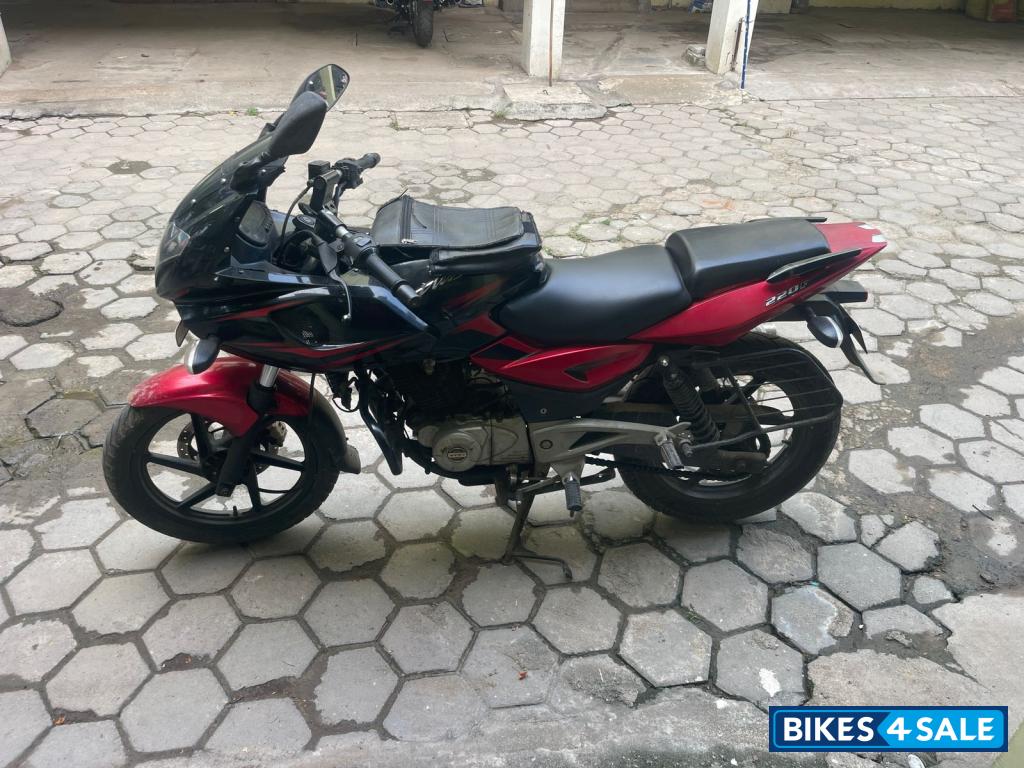 Bajaj Pulsar 220F