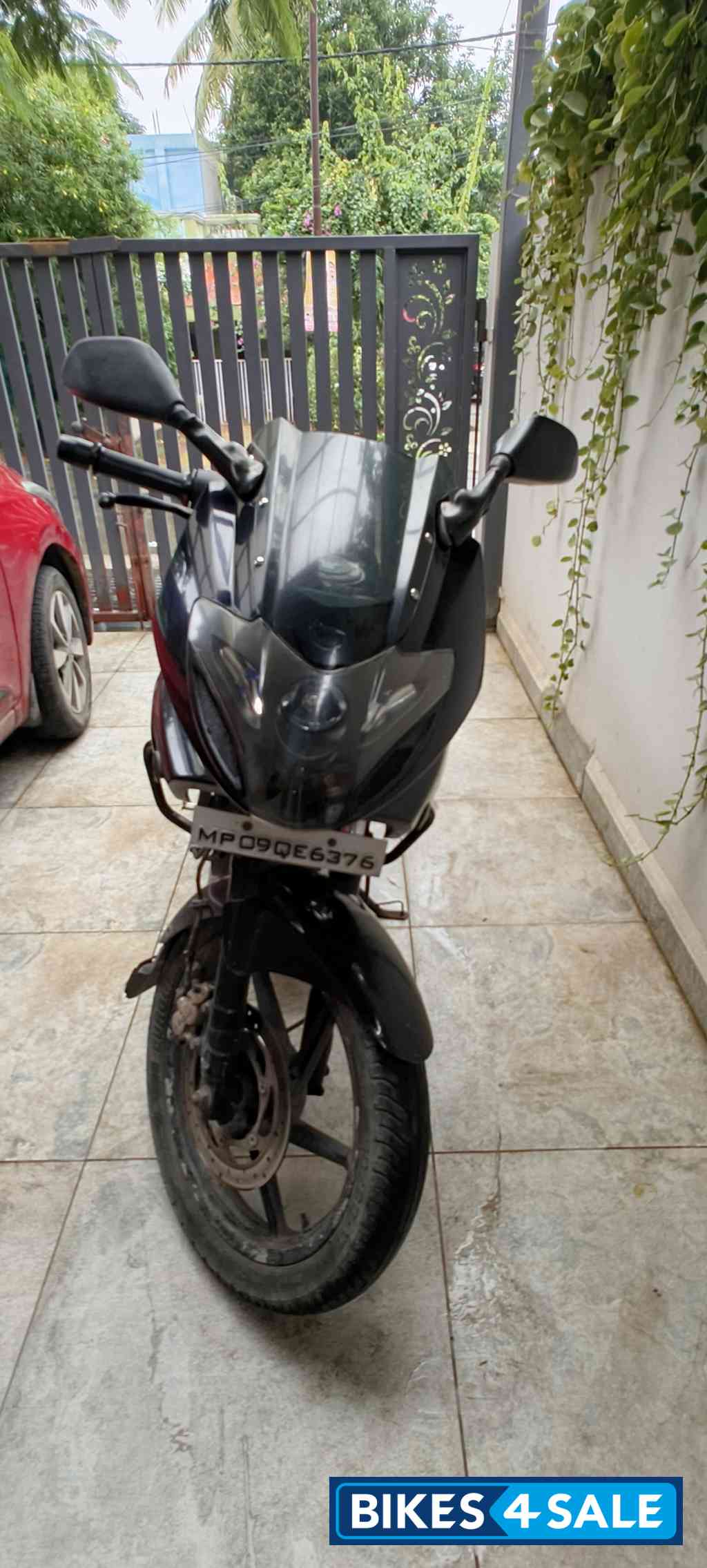 Black Bajaj Pulsar 220 DTSi