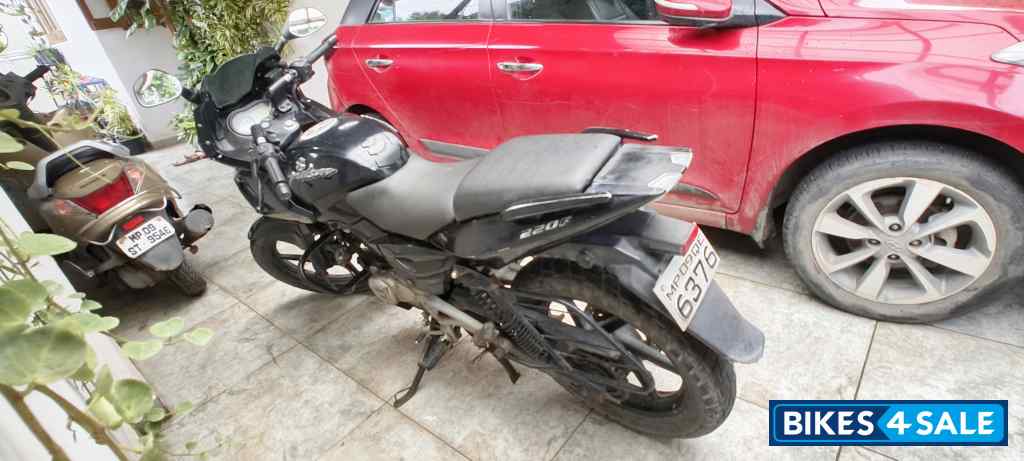 Black Bajaj Pulsar 220 DTSi