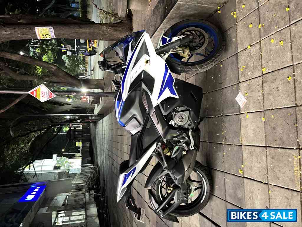 Bajaj Pulsar RS 200 ABS