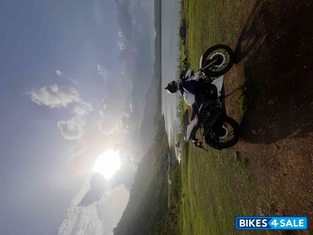 Pearl White TVS Apache RTR 200 4V ABS