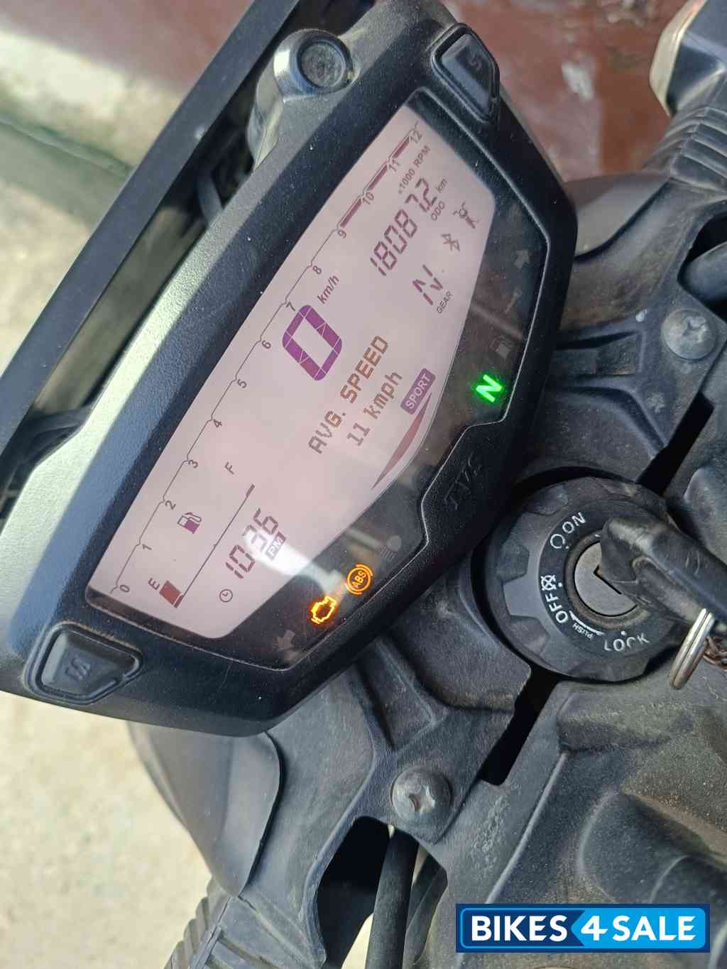 Med Black TVS Apache RTR 160 4V Special Edition