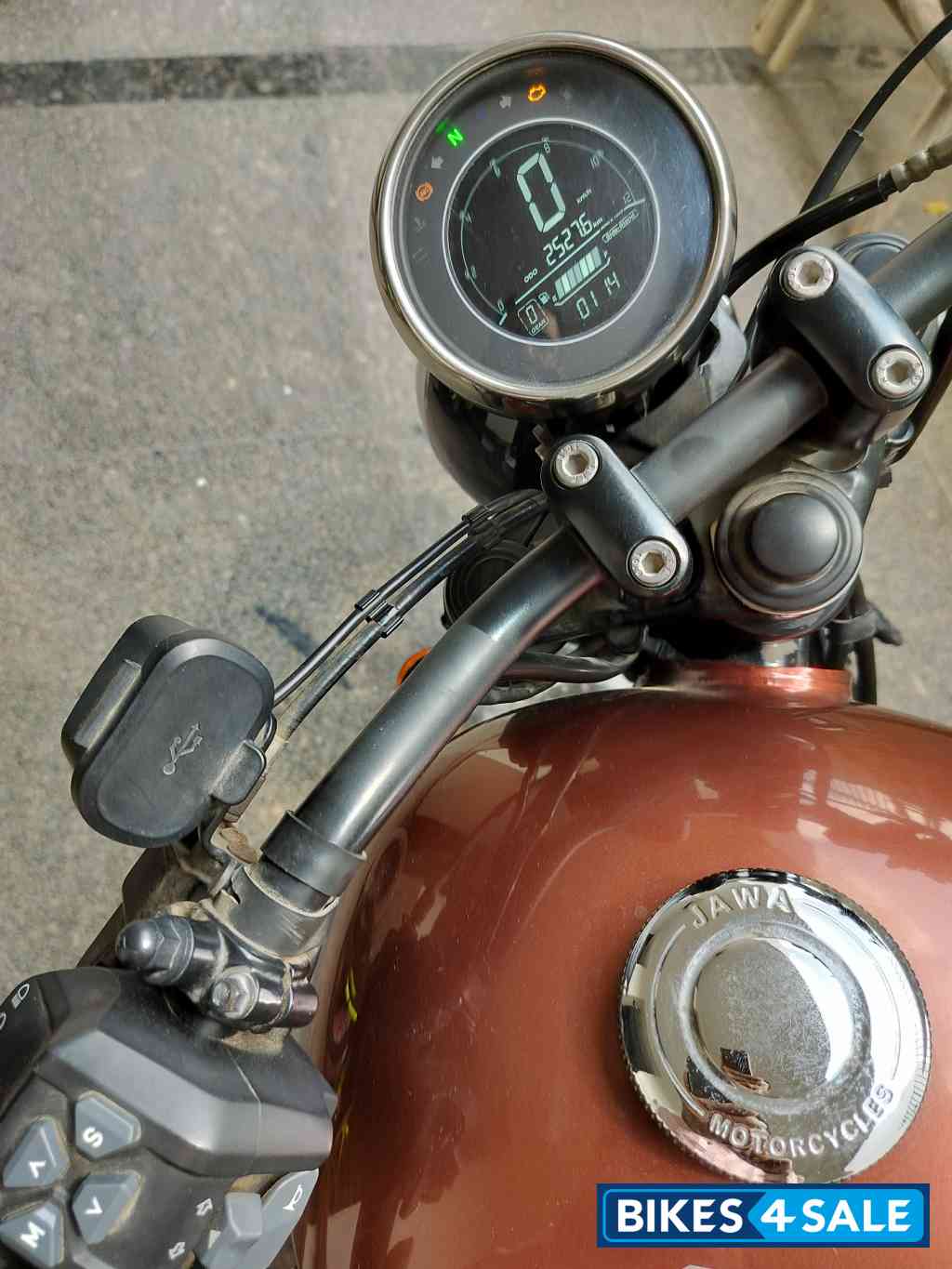 Jawa 42 Bobber Red Sheen